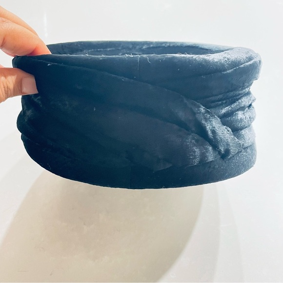 SAKS FIFTH AVENUE VINTAGE VELVET VELOUR ROUND HAT PILLBOX HAT FRANE PRELOVED - Picture 5 of 11